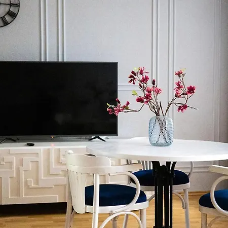 Apartamentet E Kendshme Апартаменты *